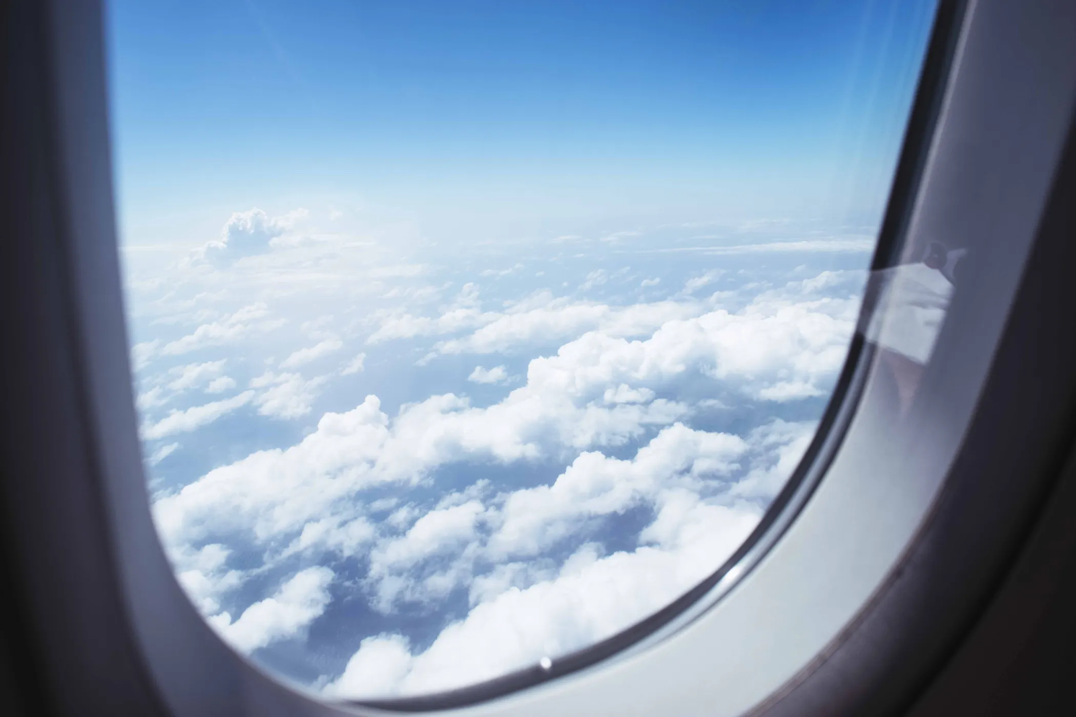 Hublot d'avion au-dessus des nuages, vol vers la Malaisie