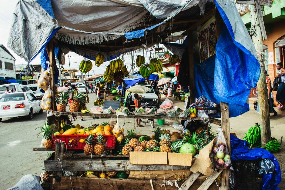 Mercado de Productores Locales y Artesanía en la Plaza Nueva