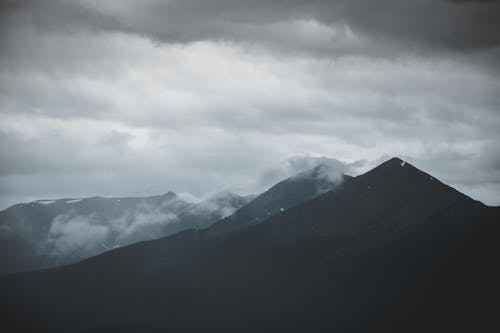 Schilderachtig Uitzicht Op De Berg Onder Bewolkte Hemel