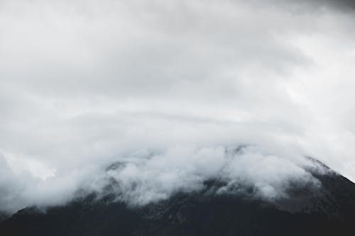 gratis Berg Bedekt Met Wolken Stockfoto