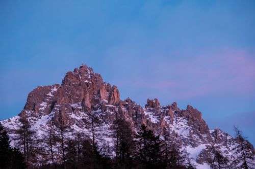 Free Breathtaking view of snow-covered mountains against a blue and pink twilight sky. Stock Photo