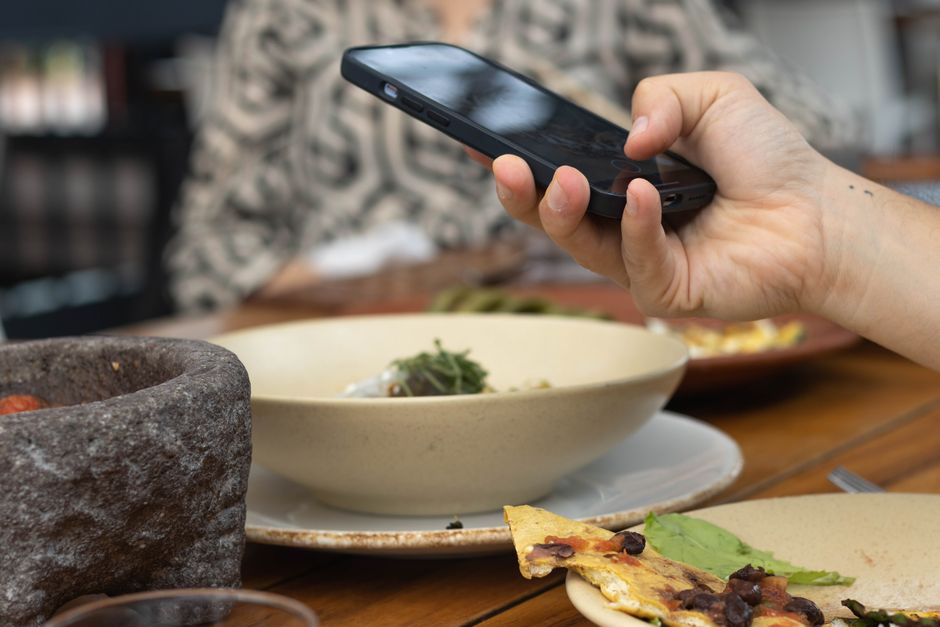 proprietário de restaurante planejando estratégia de redes sociais