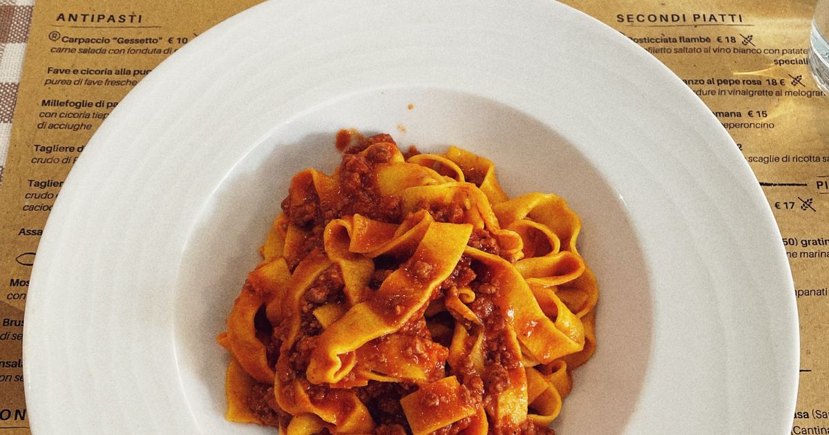 Tagliatelle al ragù autentic din Bologna servite pe farfurie