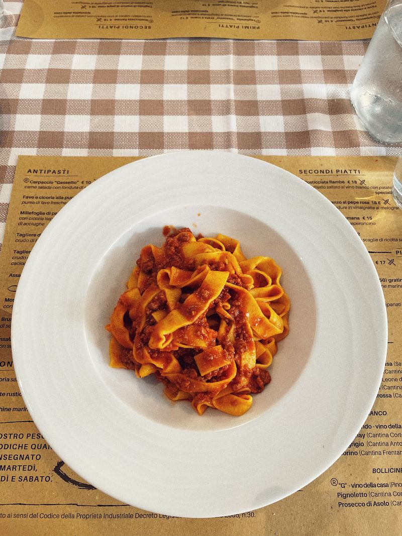 Tagliatelle cu ragù bogat, servite în stil autentic din Bologna