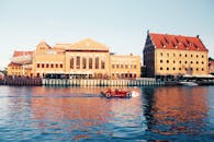 美丽的海滨景观，以历史建筑和晴朗天气下的红船为特色