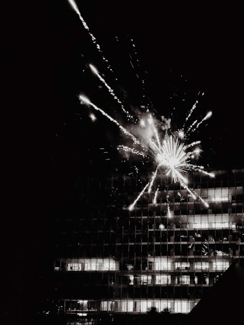 Immagine gratuita di bianco e nero, edificio, fuochi d'artificio