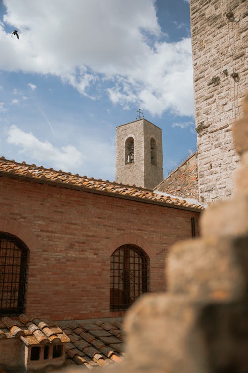 Fotos de stock gratuitas de campanario, foto de ángulo bajo, paredes de ladrillo