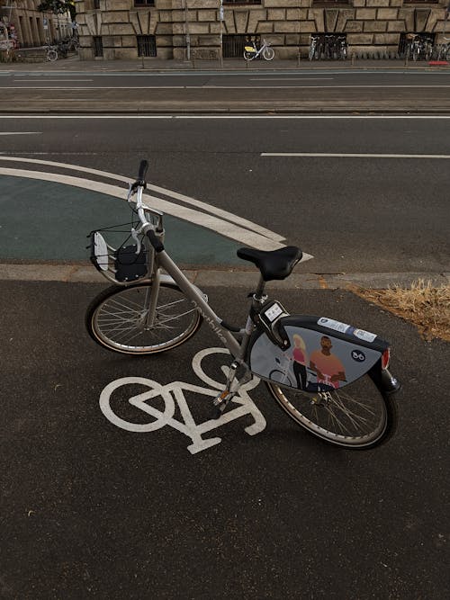 Foto d'estoc gratuïta de asfalt, bicicleta de lloguer, carrer