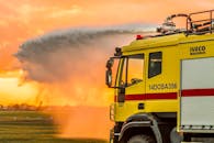 在巴西若昂佩索阿，一辆消防车在壮观的日落中喷水