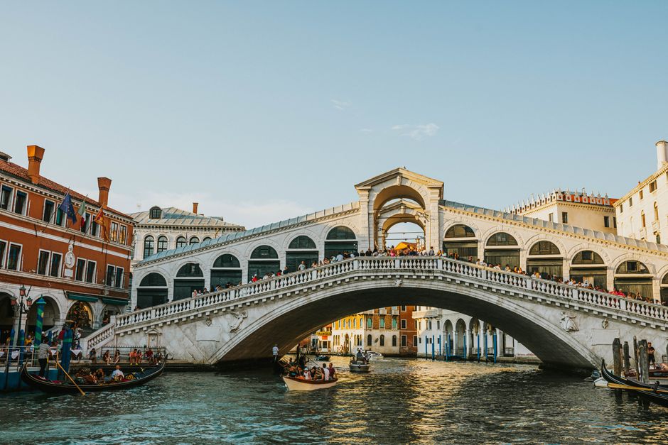 Gondolázás Velencében: Canal Grande élmények és tippek – Rialto Bridge Venice from gondola