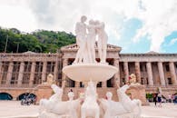 菲律宾宿务利亚神庙的雕塑雄伟，喷泉壮观