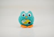 这款可爱的青色猫头鹰毛绒玩具，在白色背景上印有明亮的图案，非常适合孩子们