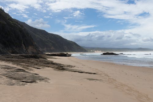 Fotos de stock gratuitas de cielo nublado, línea costera, playa
