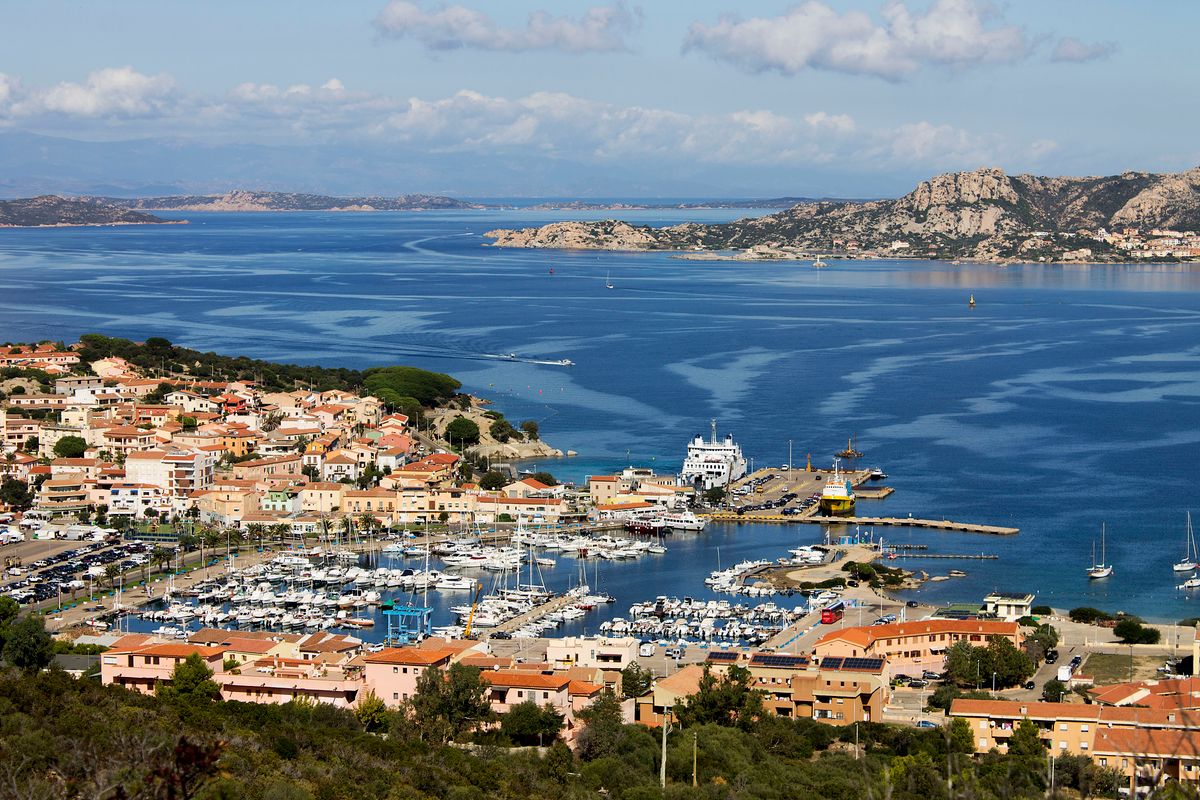 Portul Palau cu marina plina si un ferry acostat