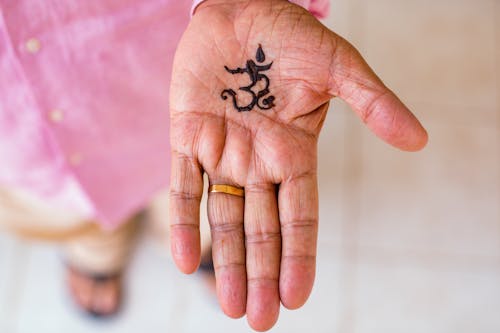 Immagine gratuita di hennè, induismo, mani mani umane