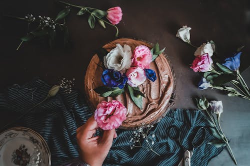 Çiçekler, çikolata, doğum günü pastası içeren Ücretsiz stok fotoğraf