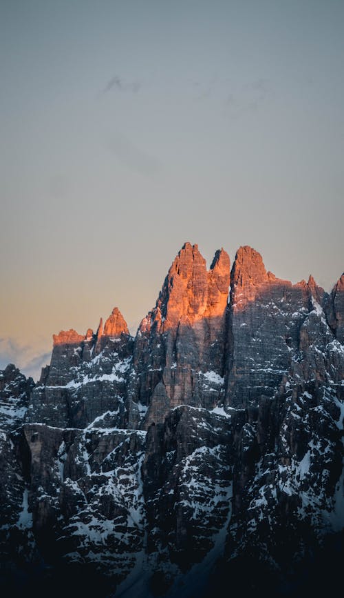 Бесплатное стоковое фото с вертикальный выстрел, гора, доломитовые альпы