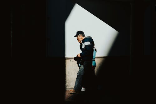 Foto profissional grátis de andando, escuro, espaço do texto