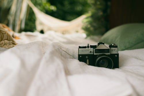Безкоштовне стокове фото на тему «аналоговий, камера, ліжко»