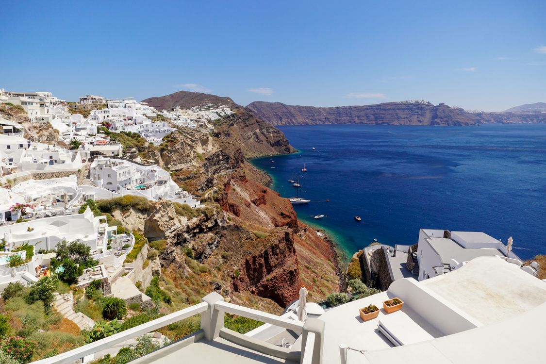 White Houses on Cliff Rocks · Free Stock Photo