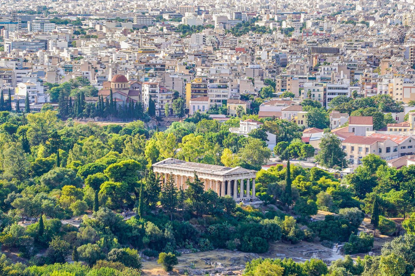 Le temple d'Héphaïstos, dans la verdure