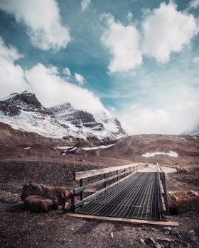 在充满活力的蓝天下，探索一座木桥上宁静的山脉全景