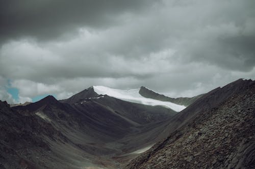 Kostenloses Stock Foto zu berge, blick auf die berge, dicke wolken