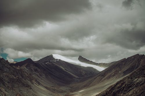 Kostenloses Stock Foto zu berge, bewölkter himmel, drohne erschossen