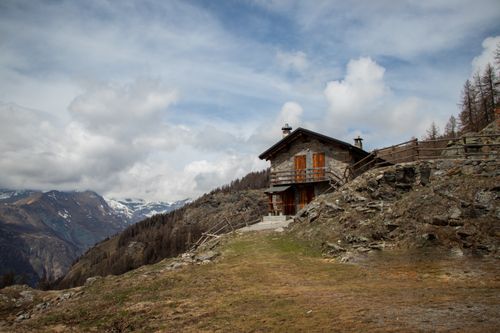 Free A tranquil mountain cabin nestled in the serene alpine hills surrounded by breathtaking nature views. Stock Photo