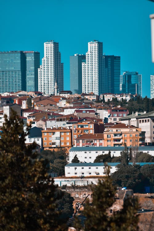 Gratis stockfoto met binnenstad, blauwe lucht, gebouwen