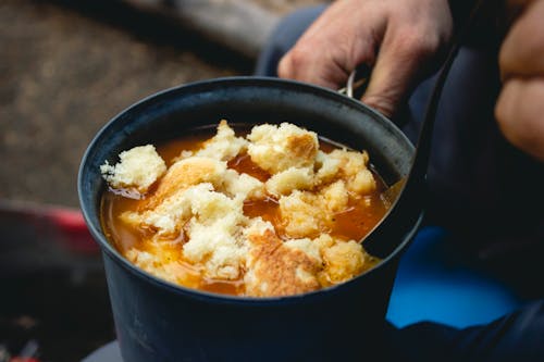 Orang Memasak Makanan Di Casserole