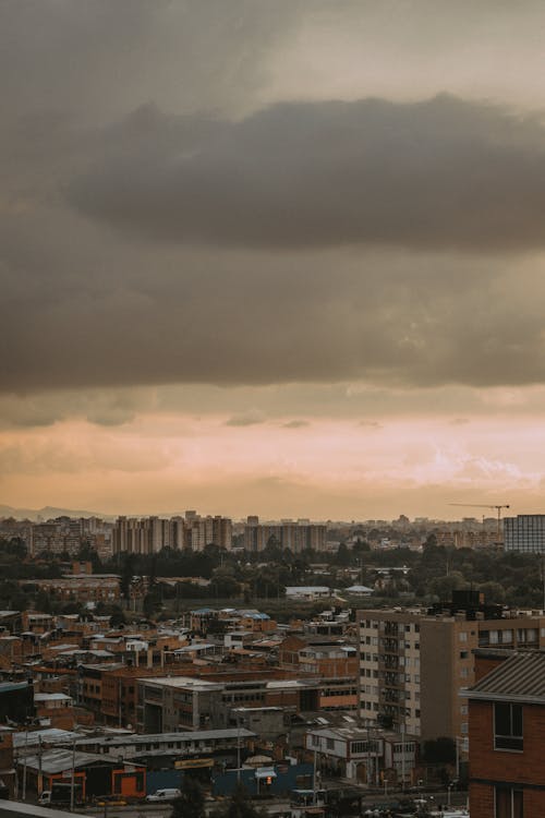 垂直拍攝, 城市, 多雲的天空 的 免費圖庫相片