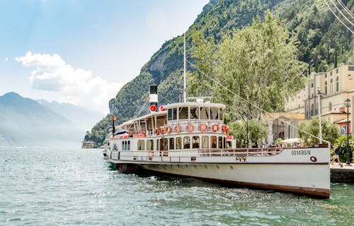 Wit Schip Op Waterlichaam Naast Berg