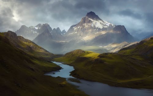 Immagine gratuita di cielo drammatico, fiume, montagne