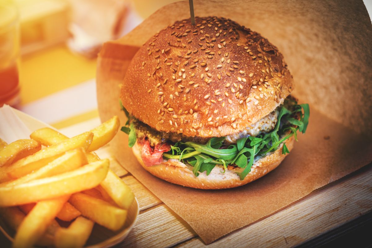 Hamburguesa clásica con papas fritas
