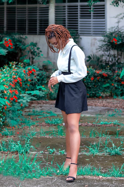 Photos gratuites de afro-américain, femme, fleurs rouges