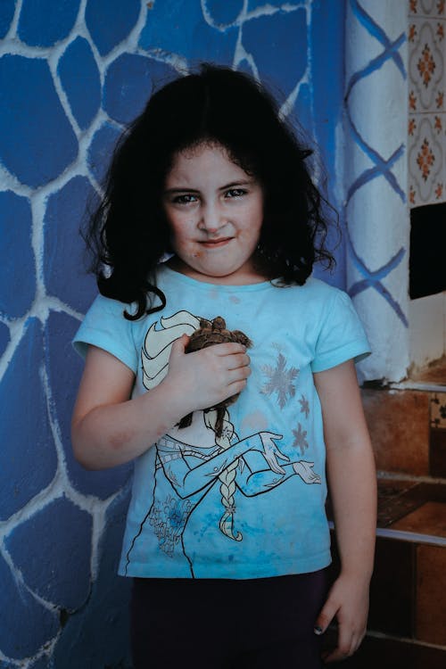 Darmowe zdjęcie z galerii z dziecko, młoda dziewczyna, patrzący