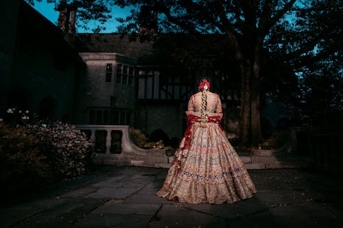 Foto profissional grátis de de pé, mulher, roupa tradicional