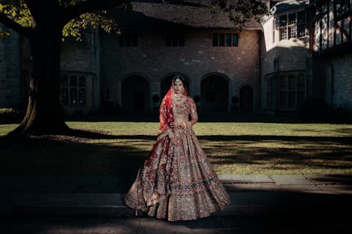 Foto profissional grátis de de pé, mulher, roupa tradicional