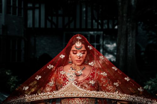 Free Stunning Indian bride in red attire with intricate embroidery and jewelry. Stock Photo