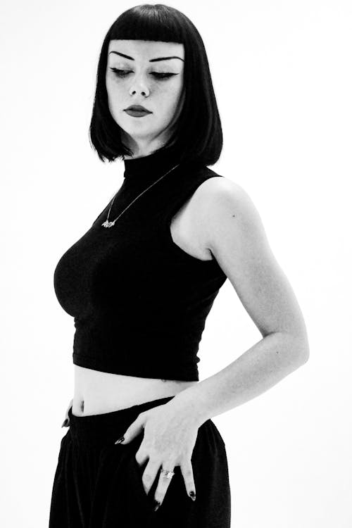 Immagine gratuita di bianco e nero, crop top, donna