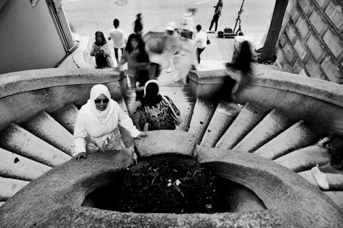 Immagine gratuita di bianco e nero, fotografia in scala di grigi, passi