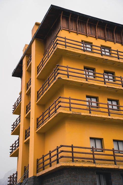 Foto d'estoc gratuïta de barana de fusta, bloc de pisos, color taronja