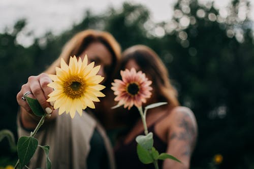 無料 花を持った二人の女性 写真素材