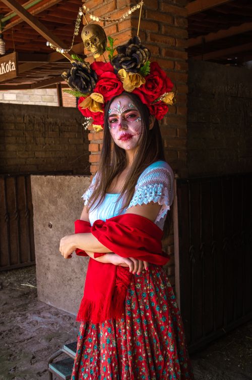 Free Colorful portrait of a woman celebrating Day of the Dead with traditional attire and makeup. Stock Photo