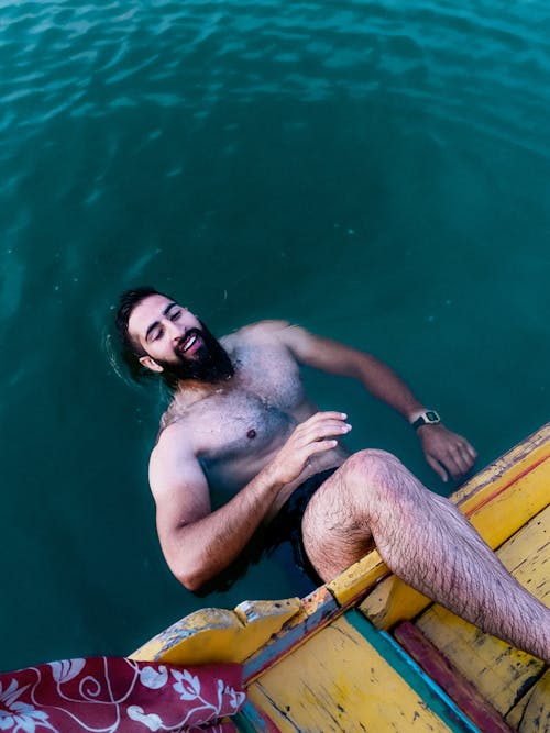 Бесплатное стоковое фото с бородатый мужчина, вертикальный выстрел, вода