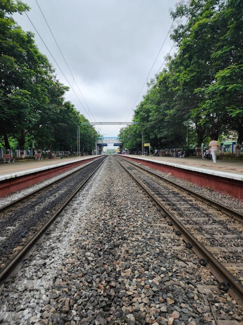 Бесплатное стоковое фото с вертикальный выстрел, железная дорога, железнодорожная платформа