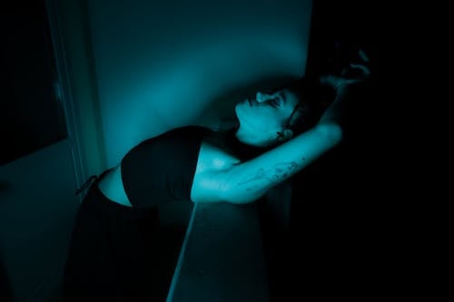 gözler kapalı, Kadın, karanlık içeren Ücretsiz stok fotoğraf