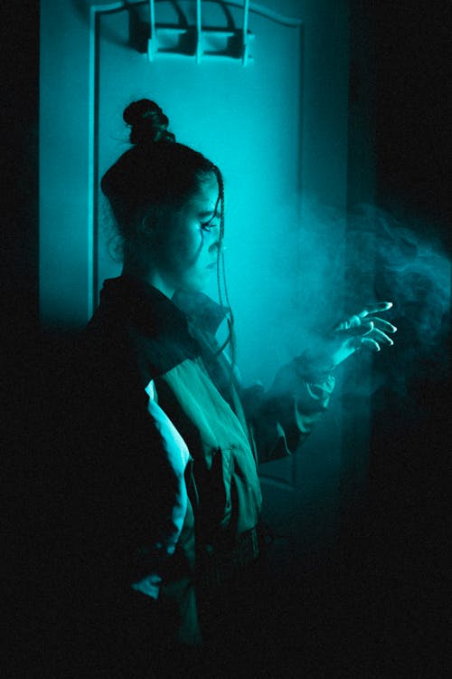 垂直拍攝, 女人, 抽煙 的 免費圖庫相片