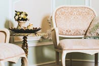 复古内饰风格精美，配有华丽的椅子、大理石桌子和优雅的装饰